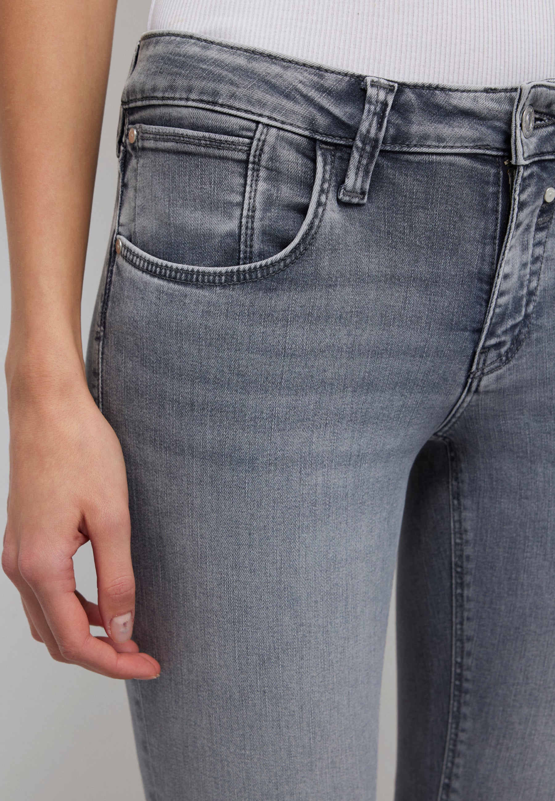 BELLA MID-RISE | Mid-Rise, Slim Bootcut - Image 6