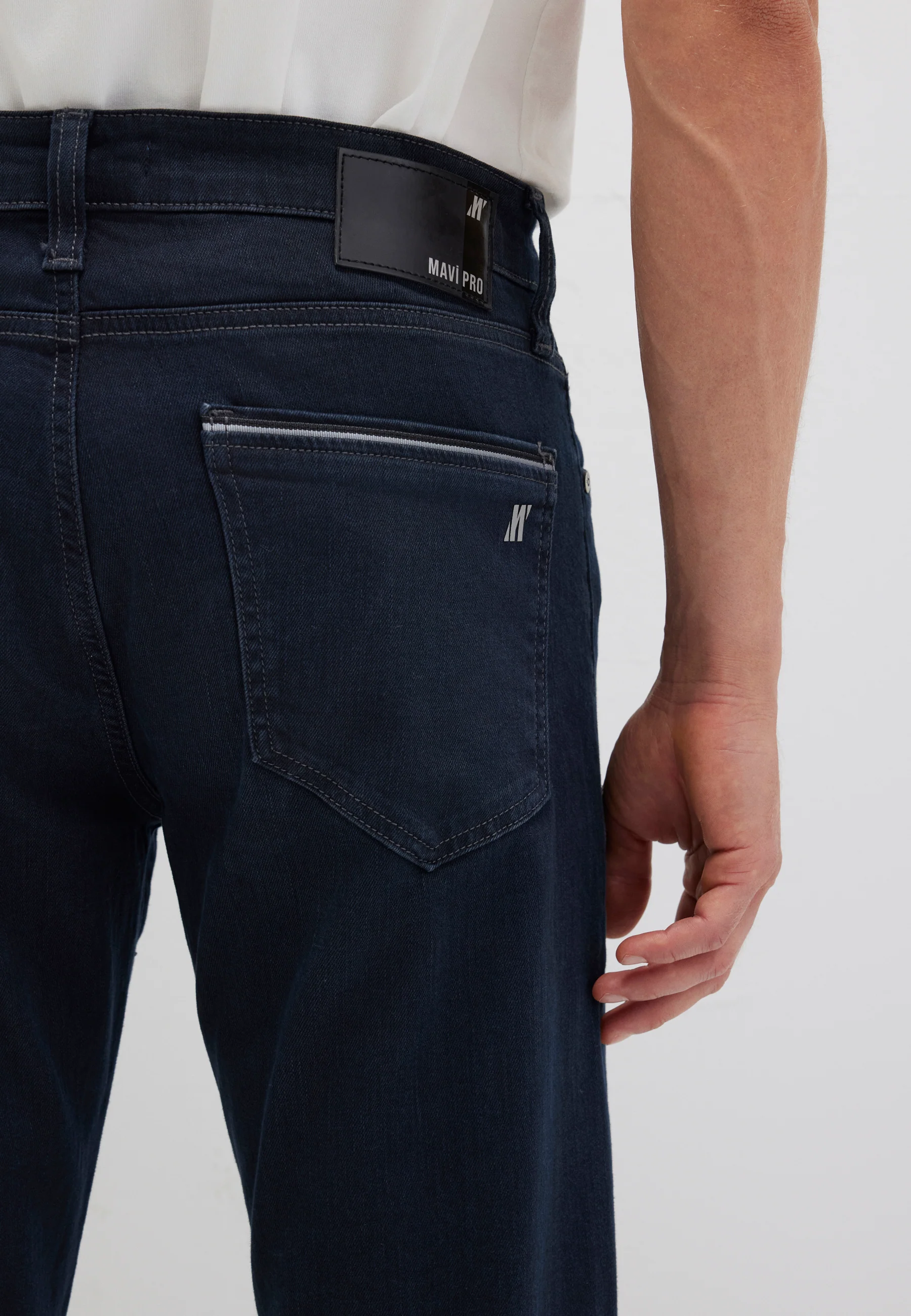 HUNTER | Mid Rise, Regular Straight - Image 7