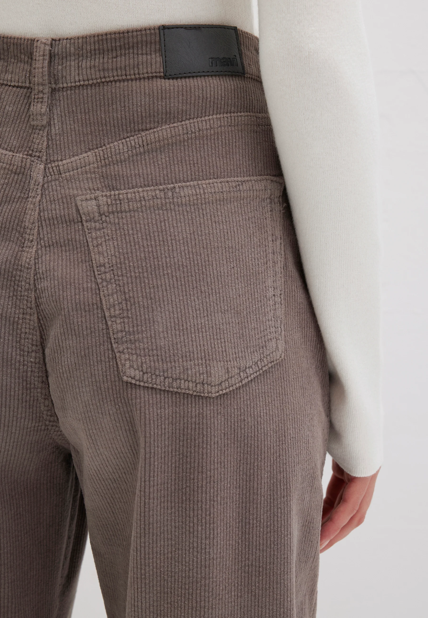 LAURA | High-Rise, Pleated Baggy Jeans - Image 7