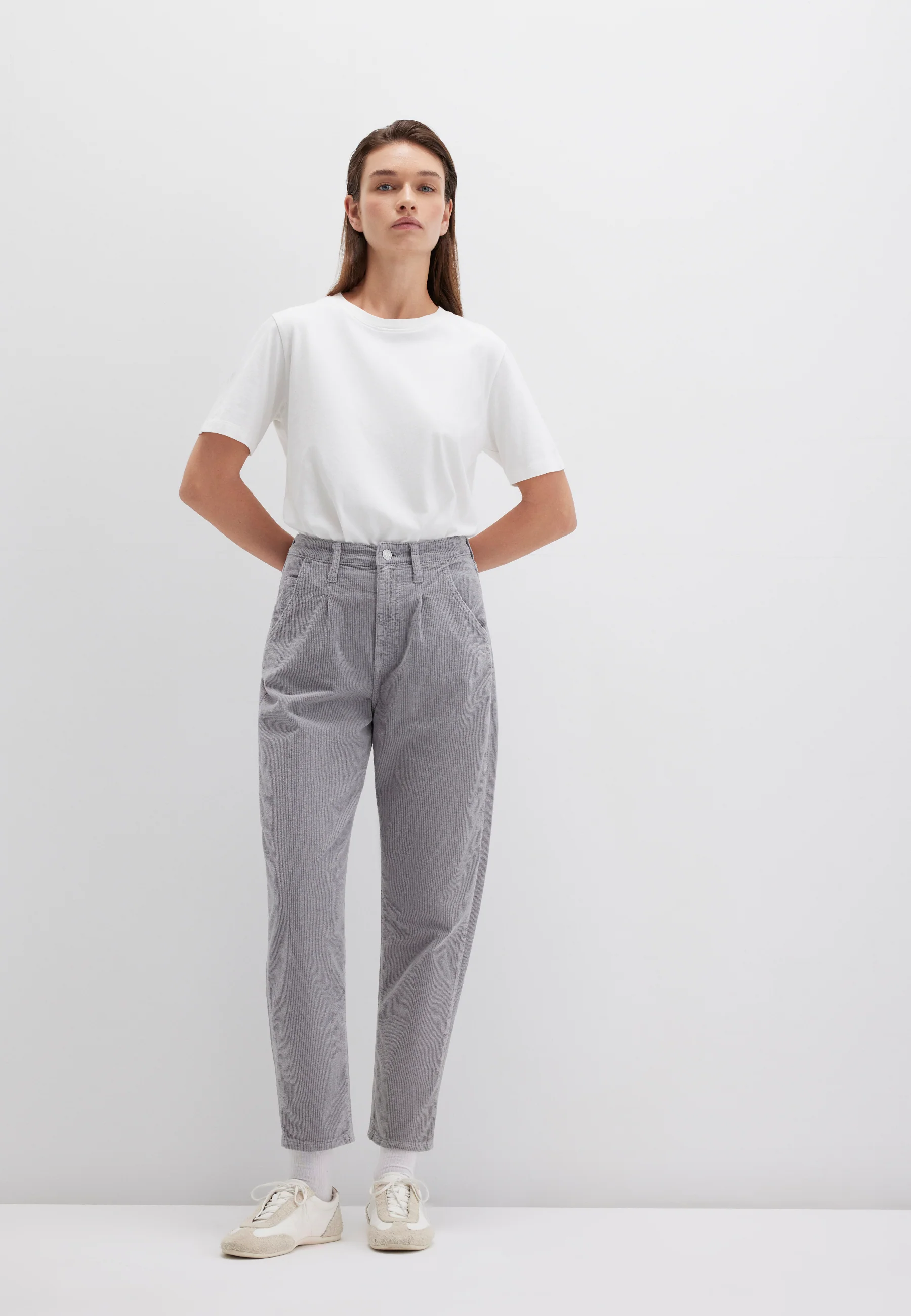 LAURA | High-Rise, Pleated Baggy Jeans - Image 3