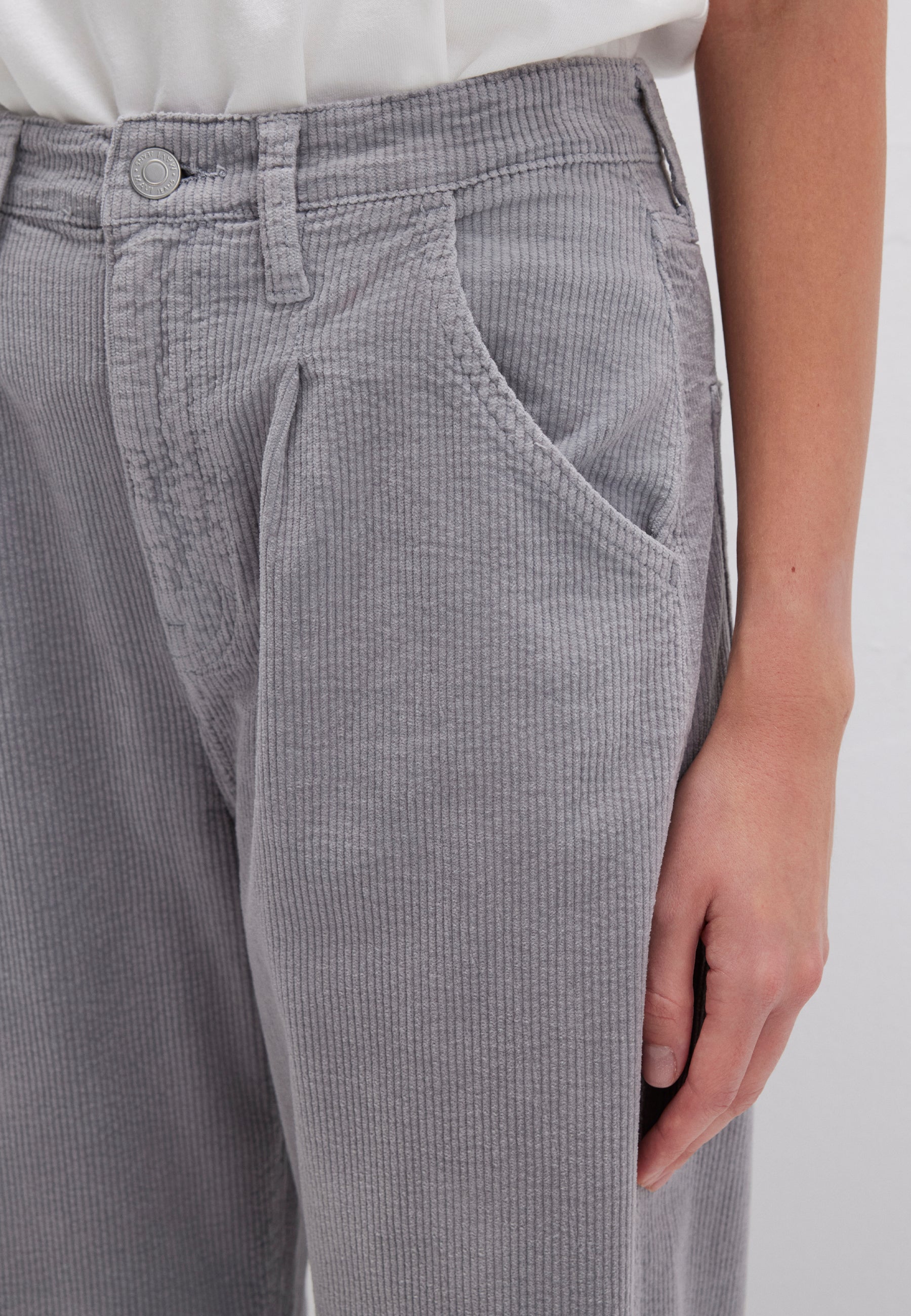 LAURA | High-Rise, Pleated Baggy Jeans - Image 6