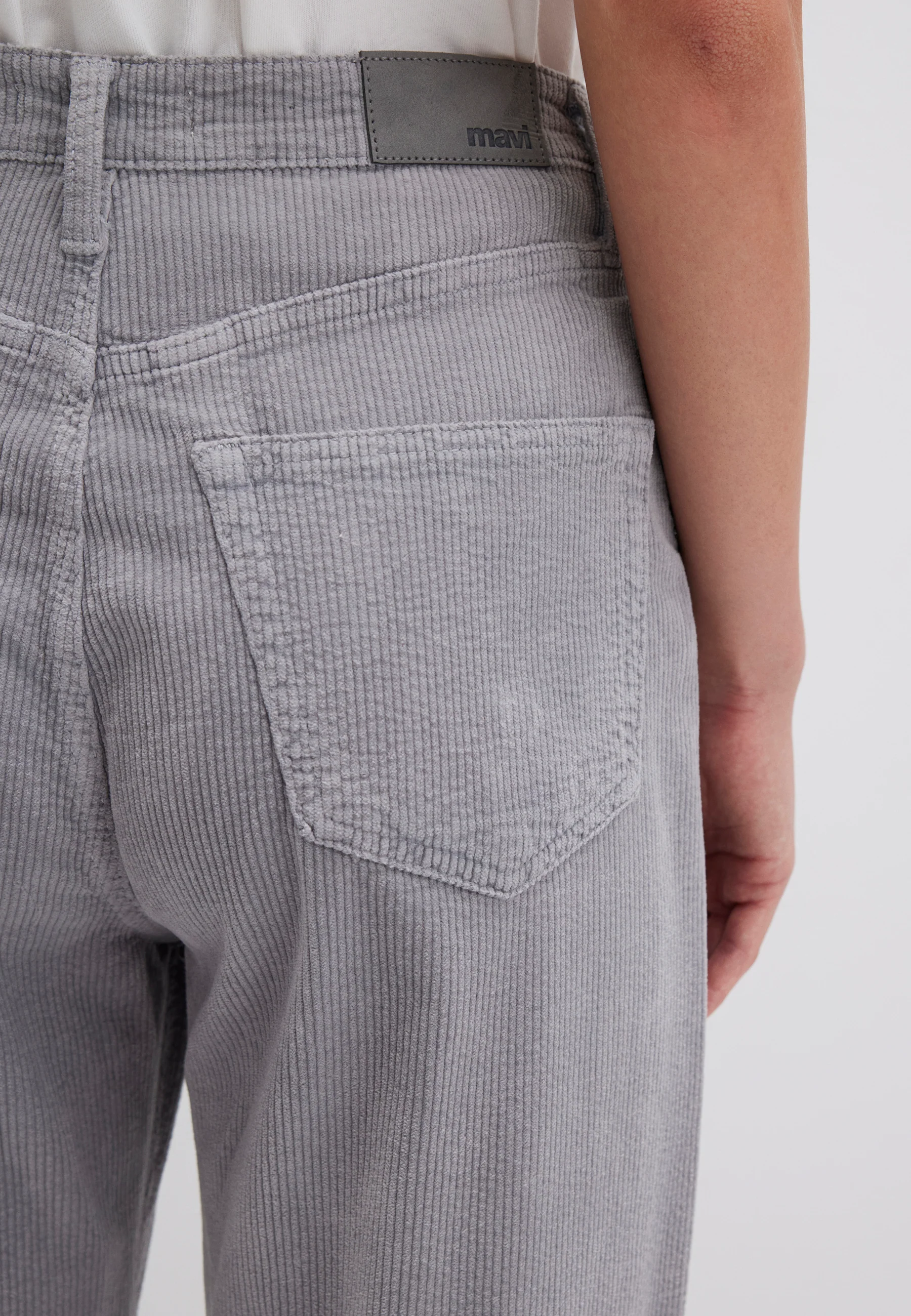 LAURA | High-Rise, Pleated Baggy Jeans - Image 7
